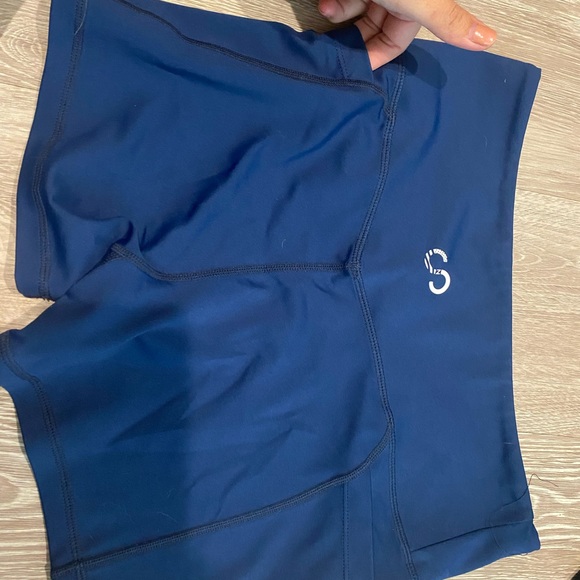 Curves and combat boots shorts - Picture 4 of 5